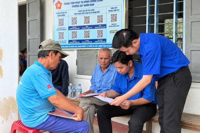 Cán bộ Đoàn Thanh niên Văn phòng Đăng ký đất đai tỉnh Gia Lai hỗ trợ, hướng dẫn người dân thực hiện các thủ tục về đất đai tại cơ sở. (Ảnh: ĐVCC)