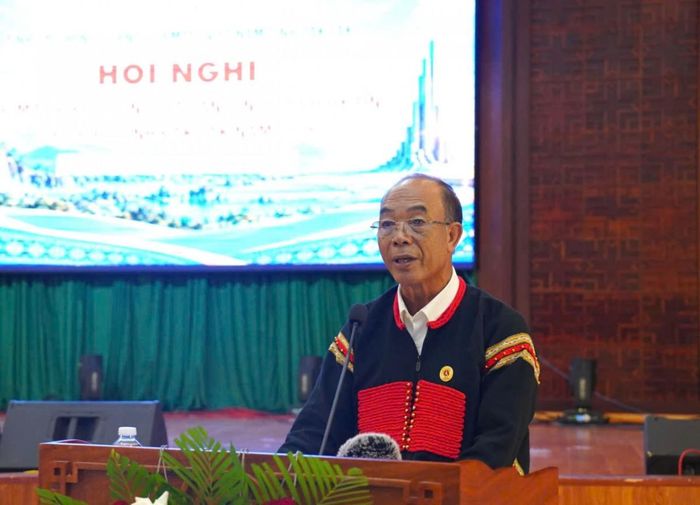  Người có uy tín Y Sin Bkrông phát biểu tham luận. 