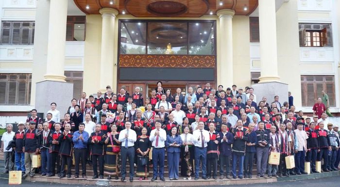  Lãnh đạo tỉnh chụp ảnh lưu niệm cùng già làng, người có uy tín tiêu biểu năm 2026. 