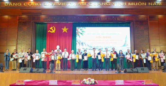  Lãnh đạo tỉnh tặng hoa, quà cho già làng, người có uy tín tiêu biểu. 