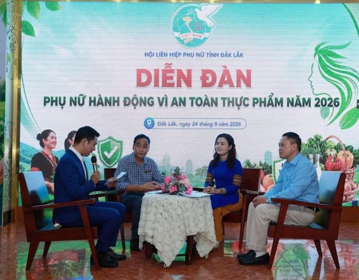  Đại diện các sở, ngành tham dự tọa đàm. 