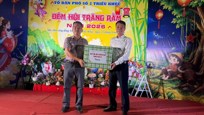 Ông Nguyễn Ngọc Ánh, đại diện lãnh đạo phường, trao quà tặng Tổ dân phố số 2.