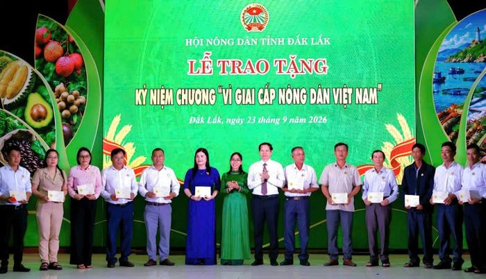  Trao Kỷ niệm chương “Vì giai cấp Nông dân Việt Nam” cho các cá nhân. 