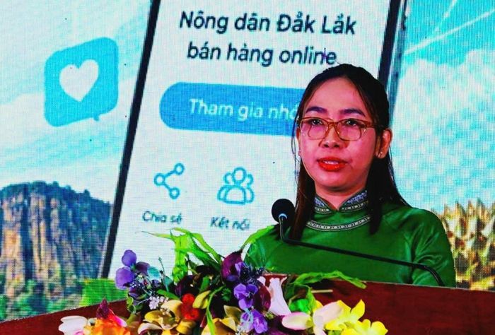  Bà H’Giang Niê, Chủ tịch Hội Nông dân tỉnh, phát biểu tại hội nghị. 