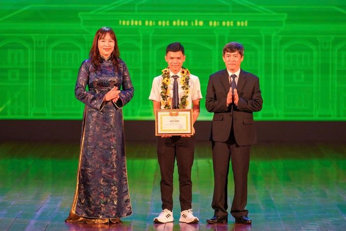 Trao tặng giấy khen cho sinh viên đậu thủ khoa