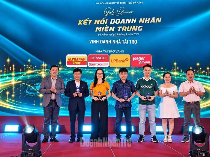 Chương trình vinh danh các nhà tài trợ (Ảnh: Phan Chính)