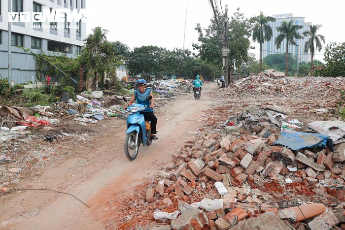Từng là điểm nghẽn khiến toàn tuyến chưa thể hoàn thiện, đoạn qua ngõ 252 hiện đã có nhiều căn nhà được người dân di dời, bàn giao mặt bằng.