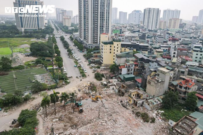 Theo ghi nhận của PV Báo Điện tử VTC News, những ngày gần đây, nhiều hộ dân thuộc diện giải phóng mặt bằng tại ngõ 252 đường Mỹ Đình đang khẩn trương thu dọn tài sản, tháo dỡ nhà cửa để trả lại mặt bằng cho dự án.