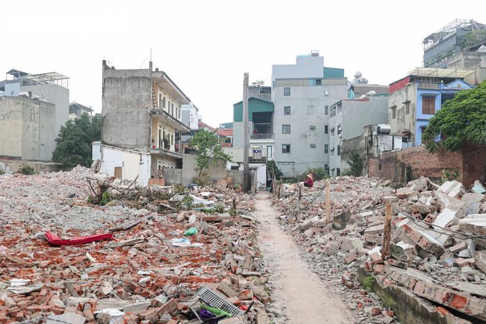 Không chỉ gia đình ông Tú, nhiều hộ dân trong khu vực cũng đang hoàn tất việc di chuyển tài sản, bàn giao mặt bằng. Một số căn nhà đã được tháo dỡ, tạo khoảng trống để máy móc tiếp tục triển khai công việc.