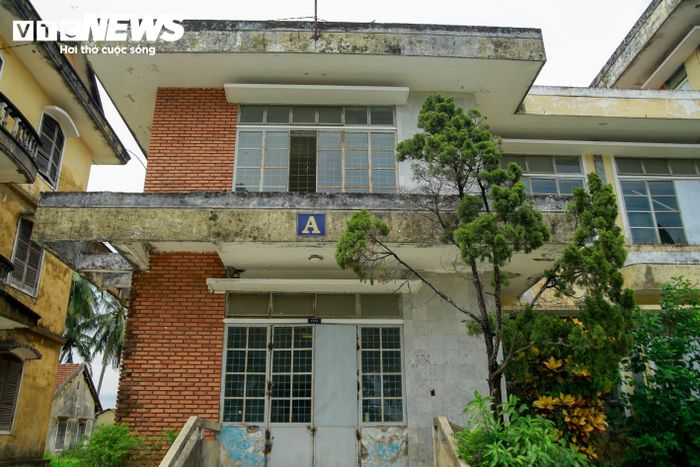 Theo tìm hiểu của PV Báo Điện tử VTC News, trước đây trụ sở nhà đất này là trụ sở Huyện ủy và UBND huyện Phú Vang, tỉnh Thừa Thiên - Huế cũ (nay là TP Huế). Năm 2003, sau khi trung tâm hành chính huyện Phú Vang cũ chuyển về khu vực Phú Đa thì toàn bộ quỹ nhà, đất kể trên được bàn giao cho Trường Cao đẳng Kinh tế Kỹ thuật Thương mại (Bộ Thương mại cũ) quản lý, sử dụng.