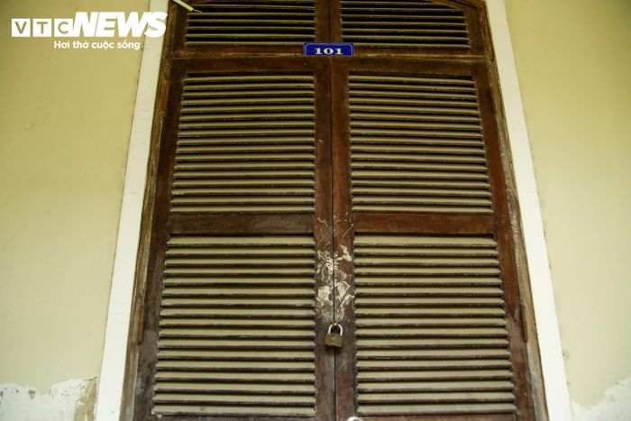 Ghi nhận tại cơ sở 3 trường Cao đẳng Công nghiệp Huế tại phường Dương Nỗ (TP Huế) cho thấy, hiện không có hoạt động giảng dạy, các phòng học cửa đóng then cài, có lẽ cũng từ rất lâu không mở cửa.