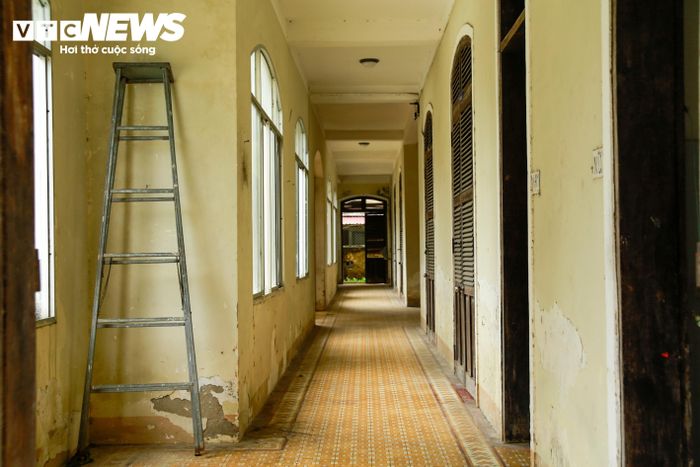 Trong khi đó, các dãy phòng học và nhà chức năng đều xuống cấp nghiêm trọng