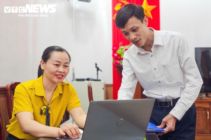 Hiệu trưởng Phan Văn Hùng trò chuyện, lắng nghe và hỗ trợ giáo viên sau khi trường được sắp xếp, sáp nhập.