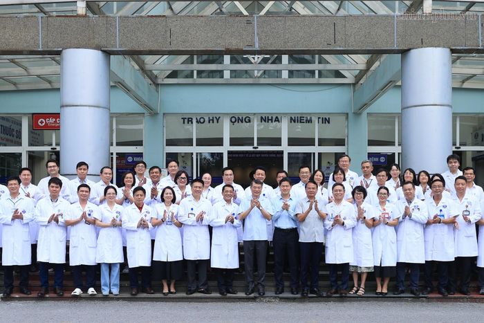 Thủ tướng cùng các y, bác sĩ của Bệnh viện K. (Ảnh: chinhphu.vn)