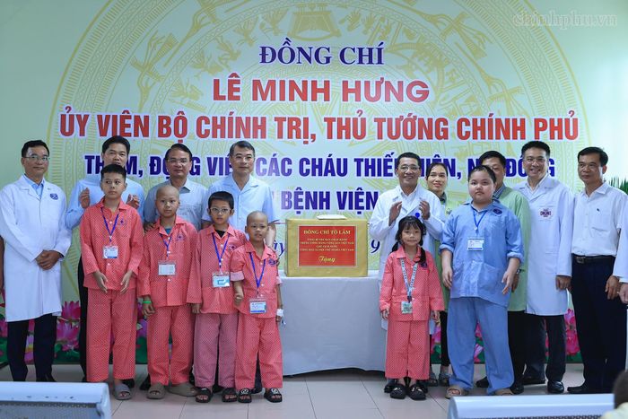 Thủ tướng trao quà của Tổng Bí thư, Chủ tịch nước Tô Lâm tặng các bệnh nhi đang điều trị tại bệnh viện. (Ảnh: chinhphu.vn)