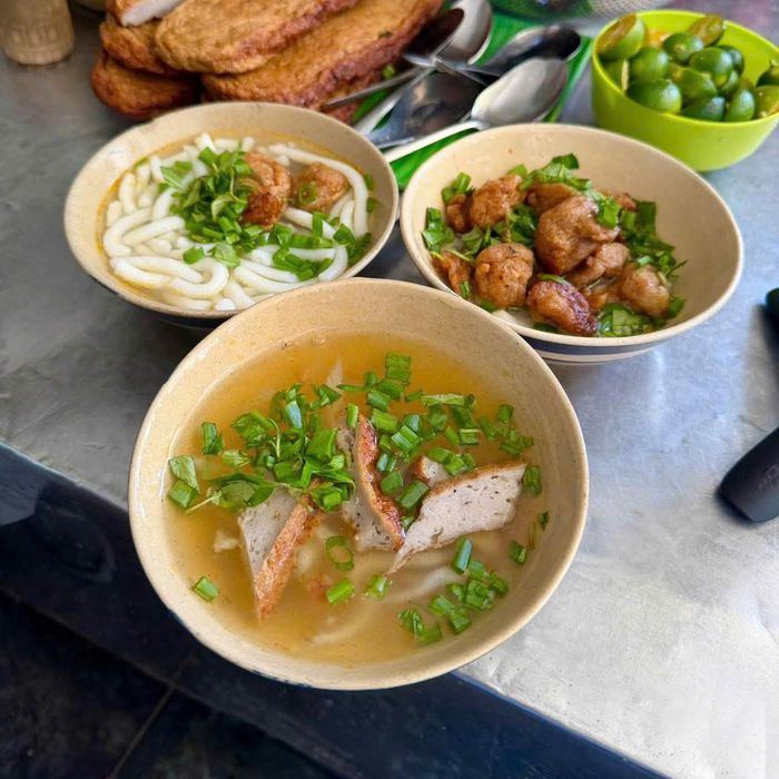 Bánh canh tại đây cũng có hai loại sợi bột lọc và bột gạo (ảnh: Đi cùng Phúc)