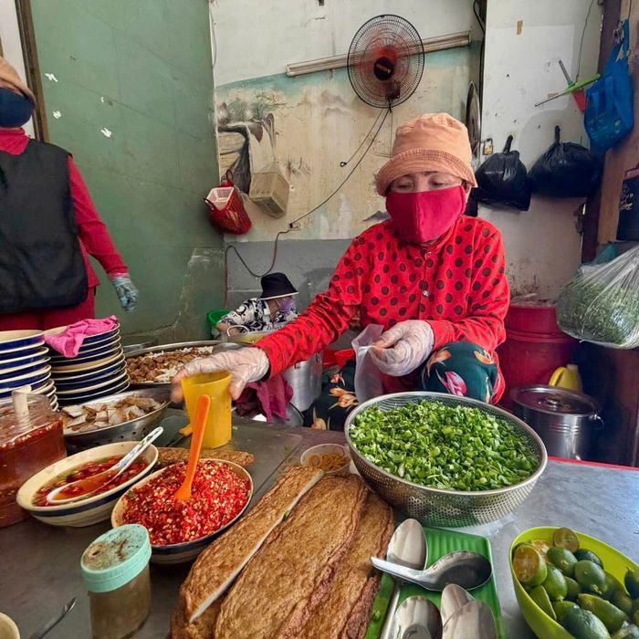 Cô Sơn gây ấn tượng vởi sự vui vẻ, thân thiện (ảnh: Đi cùng Phúc)