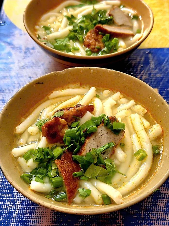 Một tô có giá 8.000 đồng đầy với 5 miếng chả cá nhà làm.