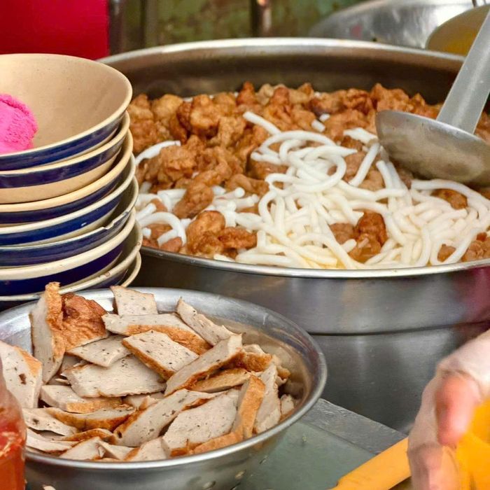 Nồi bánh canh nóng nổi được nấu từ xương cá (ảnh: Đi cùng Phúc)