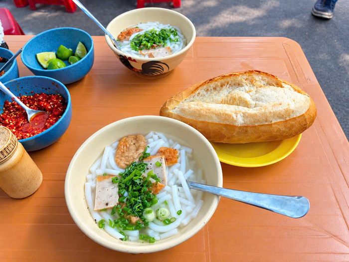 Nếu muốn ăn no, thực khách có thể thêm 1 ổ bánh mì với giá 3.000 đồng.