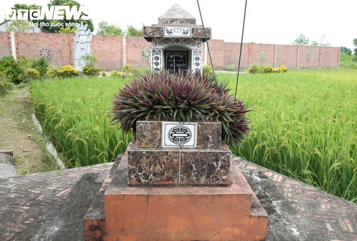 Ngôi mộ này ghi tên 2 liệt sỹ: Đỗ Văn Choát, Nguyễn Văn Gắng, được thân nhân xây dựng, tôn tạo, xác định mộ phần thông qua đường tâm linh, người dân địa phương thường gọi là mộ gió.