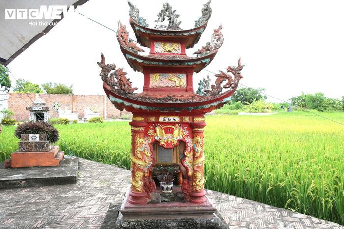 Bia mộ này ghi danh tính liệt sĩ Vũ Văn Tuân (Hu Trì - Vinh Quang - Vĩnh Bảo - HP), hy sinh 17/7/1951.