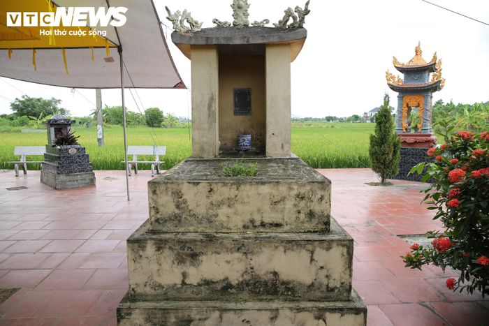 Khu vực này không chỉ có các ngôi mộ được thân nhân liệt sĩ xây dựng mà còn có cả mộ phần của người dân địa phương.