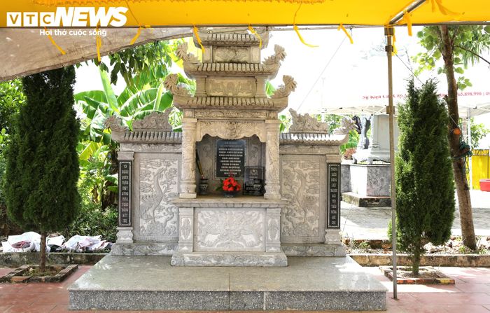 Trong những năm qua, thân nhân các liệt sỹ cùng với chính quyền và Nhân dân địa phương xây dựng một lăng bia để ghi danh các liệt sỹ đã được công nhận hy sinh tại đây và làm nơi hương khói, tưởng nhớ những người con ưu tú của gia đình, quê hương đã hy sinh trong cuộc kháng chiến chống Pháp xâm lược.