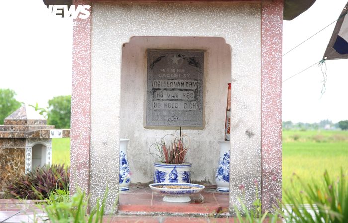 Tấm bia của ngôi mộ này ghi danh 3 liệt sĩ gồm Nguyễn Văn Cảm; Hà Văn Rặc và Đỗ Ngọc Bích, cùng hy sinh ngày 22/7/1951.
