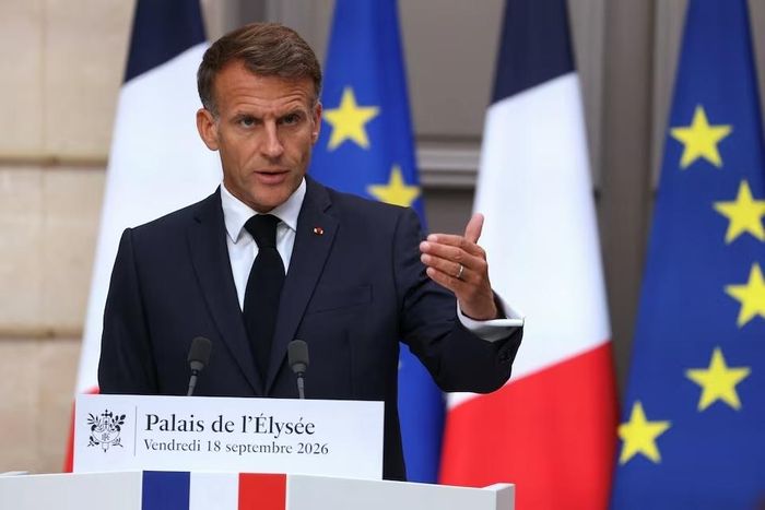 Tổng thống Pháp Emmanuel Macron phát biểu trước công chúng trong một cuộc họp báo ở Paris (Pháp) ngày 18/9/2026. (Ảnh: Reuters)