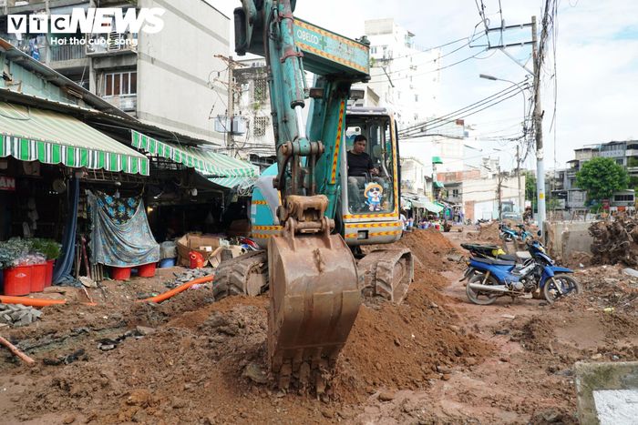 Về tiến độ thi công, các hạng mục cống hộp, cống ngang đường và 17/17 hố ga đã hoàn thành. Hệ thống ống điện nhánh phải tuyến đạt 95%, nhánh trái đạt 100%; nền đường đạt 40% và nền cát đạt 30%.