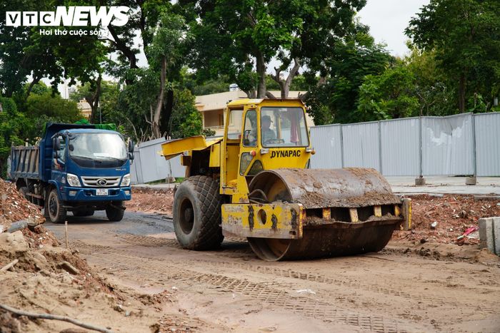 Ghi nhận của PV Báo Điện tử VTC News những ngày cuối tháng 9, hầu hết các hộ dân bị ảnh hưởng bởi dự án mở rộng đường Trần Bình Trọng đã tháo dỡ nhà, bàn giao mặt bằng để phục vụ thi công.