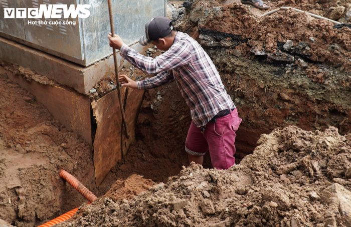 UBND phường Vườn Lài cho biết, tính đến ngày 17/9, địa phương đã có 115/116 trường hợp bàn giao mặt bằng, đạt 99,14%. Trường hợp còn lại chưa được phê duyệt phương án do còn vướng mắc liên quan mức hỗ trợ tiền tạm cư.