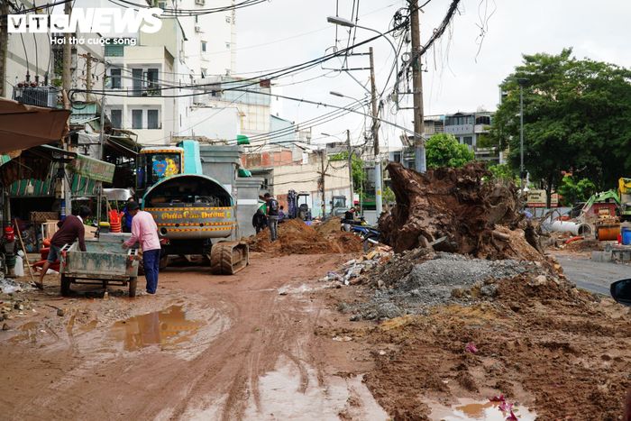 Ông Trần Văn Tình (50 tuổi, ngụ phường Vườn Lài, TP.HCM) cho biết gia đình ông kinh doanh hoa tại khu vực này hơn 10 năm. Việc thi công dự án ảnh hưởng đến việc đi lại cũng như hoạt động buôn bán của gia đình. Ông Tình mong công trình sớm hoàn thành để việc đi lại thuận tiện, người dân trong khu vực ổn định cuộc sống.