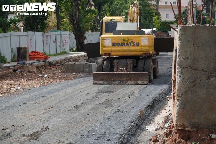 Tuyến đường hiện rộng khoảng 5m sẽ được mở rộng lên 23m, trong đó mặt đường rộng 15m, hai bên vỉa hè mỗi bên rộng 4m. Dự kiến toàn bộ dự án, bao gồm các giao lộ trên tuyến, hoàn thành trong tháng 11/2026.