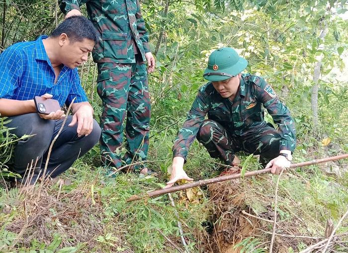 Lực lượng chức năng đang kiểm tra, đánh giá điểm xuất hiện vết nứt