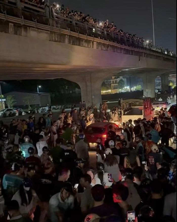 Hàng trăm người quay phim, livestream giữa đường phố nguy cơ phát sinh vi phạm pháp luật sẽ tăng lên rất nhanh. (Ảnh cắt từ clip).
