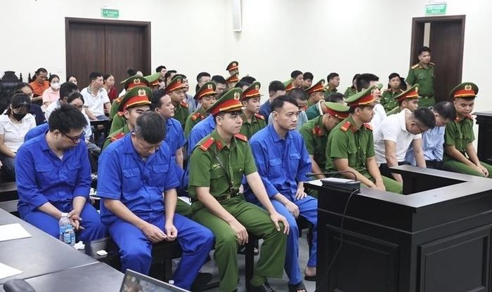 Các bị cáo tại toà. (Ảnh: H.N.)