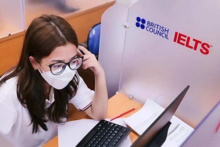 Từ tháng 10/2026, thí sinh tại Việt Nam có thể thi IELTS trên máy tính nhưng lựa chọn viết tay trên giấy phần Writing. (Ảnh minh họa)