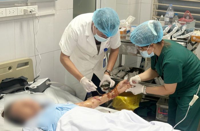 Nhân viên y tế xử trí vết thương cho bệnh nhân. (Ảnh: Thanh Sơn)
