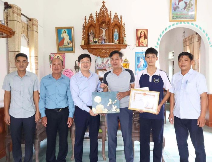Chủ tịch UBND xã Hải Xuân gặp mặt, động viên và khen thưởng học sinh dũng cảm cứu hai em nhỏ bị đuối nước.
