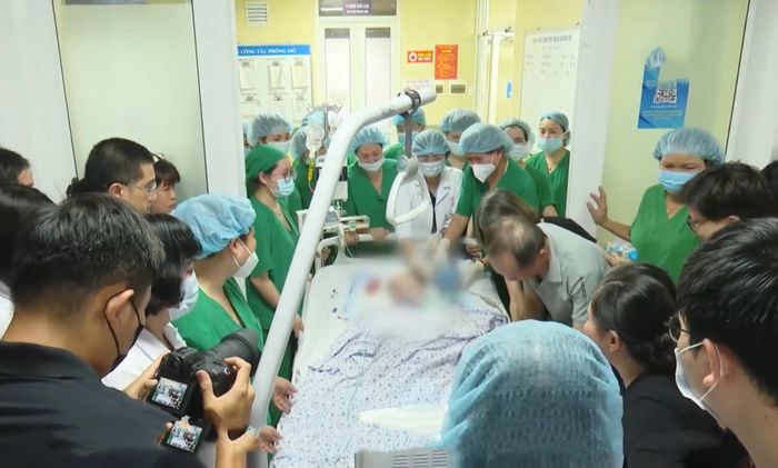 Chiều 24/9, các y bác sĩ Bệnh viện Xanh Pôn nghẹn ngào tiễn biệt nữ nhân viên y tế B.H.A (Phòng Quản trị Hành chính) qua đời. Chị A nhập viện ngày 20/9. Chị kiên cường chống chọi với căn bệnh tăng huyết áp và dị dạng mạch máu thể hang suốt gần 9 năm.