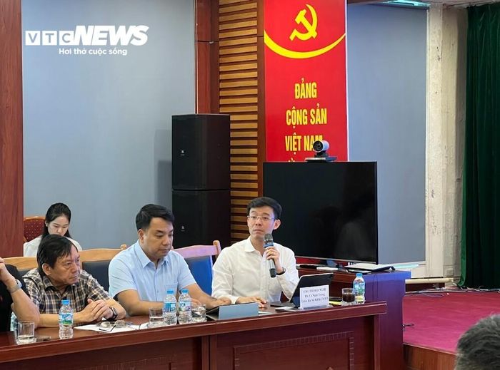 Ông Cù Ngọc Trang điều hành phiên làm việc. (Ảnh: Phan Hoàng)
