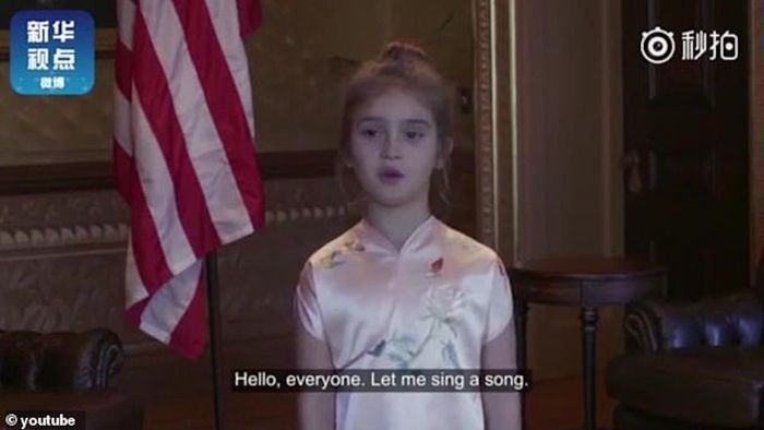 Hình ảnh trong đoạn video Arabella mặc một chiếc váy lụa mang phong cách truyền thống Trung Quốc, hát và đọc thơ cổ Trung Quốc bằng tiếng Quan Thoại.