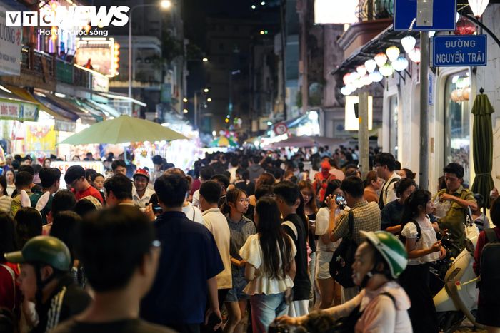 Từ khoảng 19h, các tuyến đường Lương Nhữ Học, Nguyễn Trãi (phường Chợ Lớn) chật kín người. Hàng nghìn người, chủ yếu là giới trẻ, đổ về khu vực phố lồng đèn để tham quan, vui chơi và lưu lại những khoảnh khắc trong đêm Trung thu.