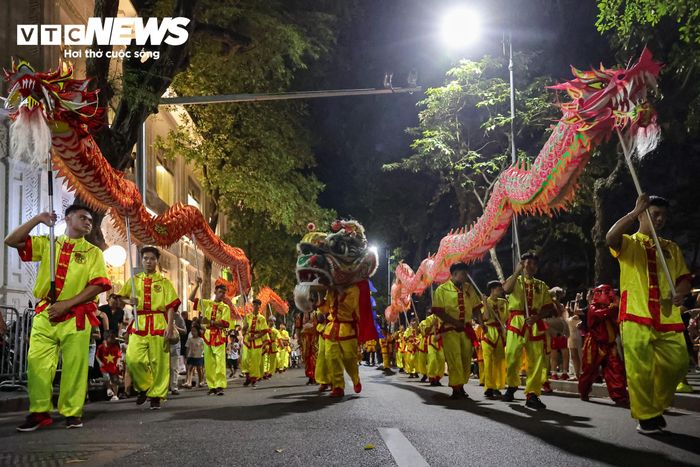 Khoảng 20h, lễ rước đèn thuộc chương trình “Đêm hội Trăng rằm” bắt đầu tại Quảng trường Đông Kinh Nghĩa Thục. Đoàn rước di chuyển qua các tuyến phố quanh Hồ Gươm trước khi trở về điểm xuất phát.