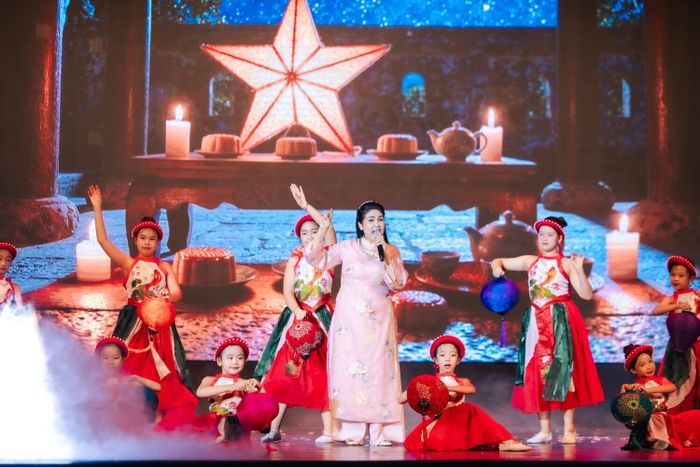 NSND Thanh Ngoan biểu diễn chèo xẩm “Vui Tết Trung thu” cùng các em nhỏ trên sân khấu.