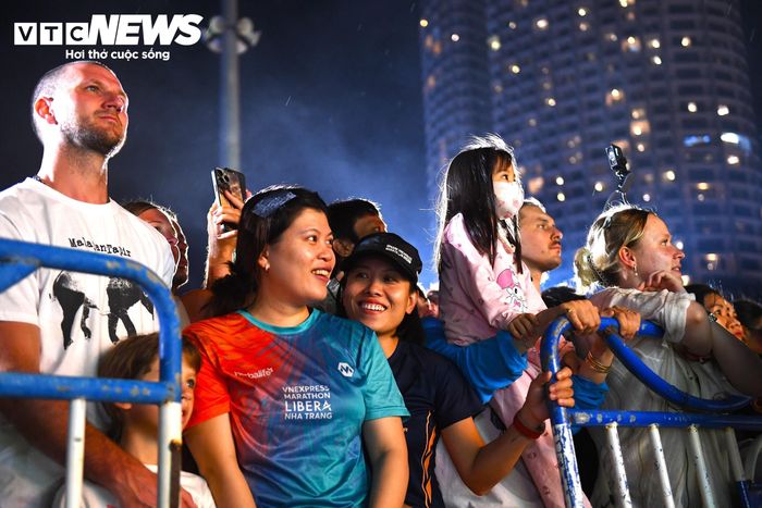 Chị Mariia, du khách Nga, cho biết: “Ở đất nước tôi không tổ chức Lễ hội Trung thu. Nhưng tôi rất thích không khí lễ hội này, thích nhìn thấy trẻ em được vui vẻ, được nhận quà và hạnh phúc. Điều đó khiến không khí trở nên sống động và vui tươi”.