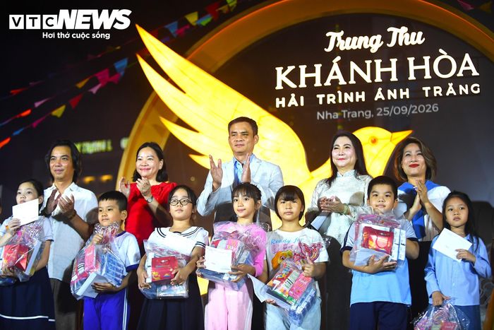 Trong sự kiện, Ban tổ chức trao quà cho các em thiếu nhi có hoàn cảnh khó khăn.