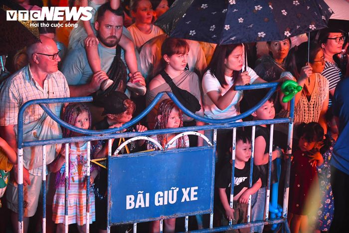 Đêm Trung thu khiến nhiều du khách nước ngoài biết thêm những điều mới mẻ, thú vị của văn hóa Việt Nam.